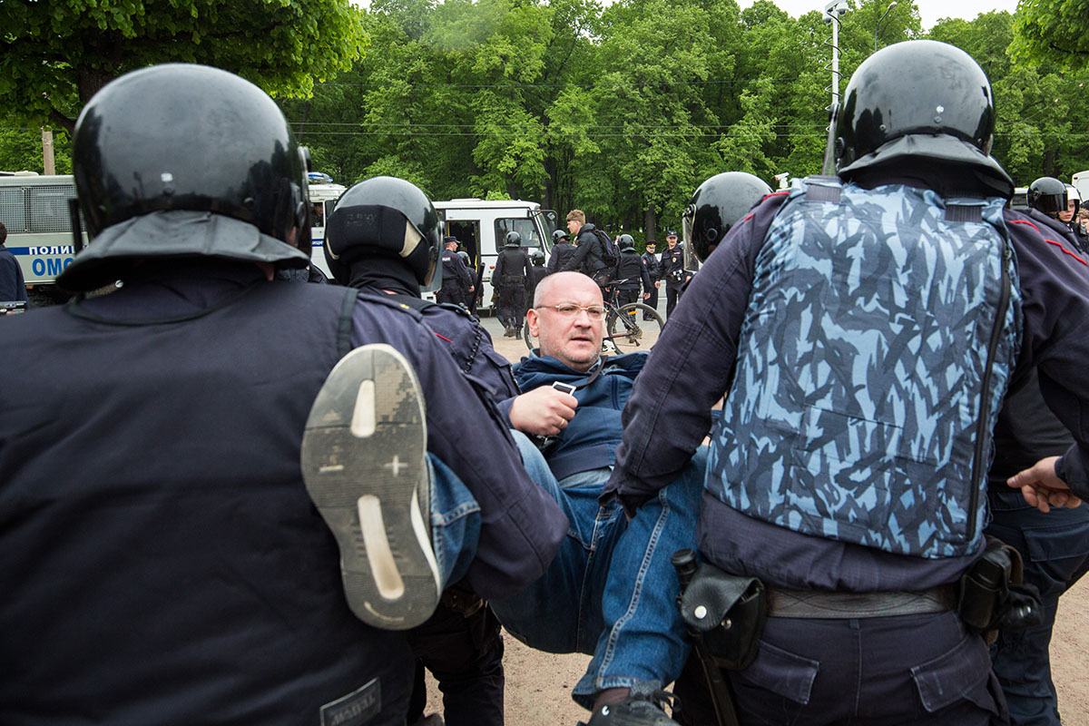 <em>Задержание Максима Резника на антикоррупционной акции на Марсовом поле, 12 июня 2017 года / Фото: Давид Френкель</em>