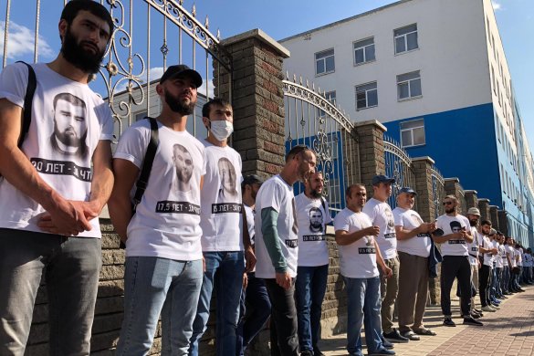 Кримськотатарські активісти біля будівлі Південного окружного військового суду перед оголошенням вироку фігурантам «другої Бахчисарайської групи», 16 вересня 2020 року/ Фото: «Кримська солідарність»