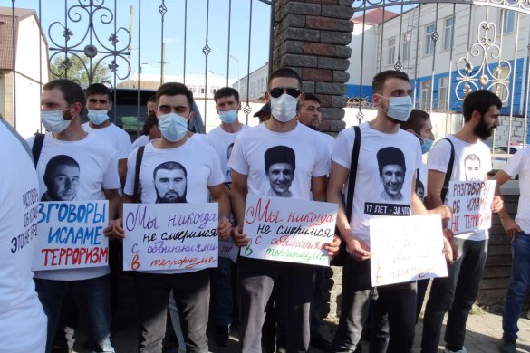 Кримськотатарські активісти біля будівлі Південного окружного військового суду перед оголошенням вироку фігурантам «другої Бахчисарайської групи», 16 вересня 2020 року/ Фото: «Кримська солідарність»