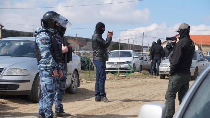 Qırımtatarlarınıñ evlerinde kütleviy tintüvler, Aqmescit rayonı, 2019 sene saban ayınıñ (mart) 27-nci künü / Foto: «Qırım birdemligi».