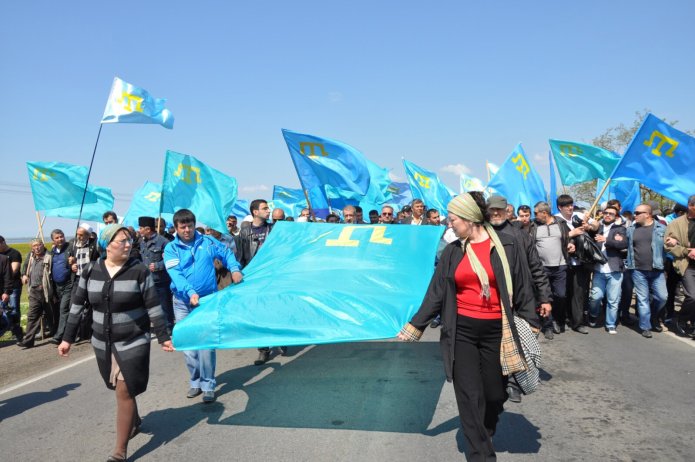 Ermeni-Bazardaki Rusiye sıñır noqtası taraf ketken qırımtatarlar kolonnası, 2014 sene qural ayınıñ 3 / Foto: «Krım. Realii» (RFE/RL)