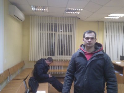 «Он в подъезде написал на стене. Мы его повезем в суд… э-ээ… к следователю»